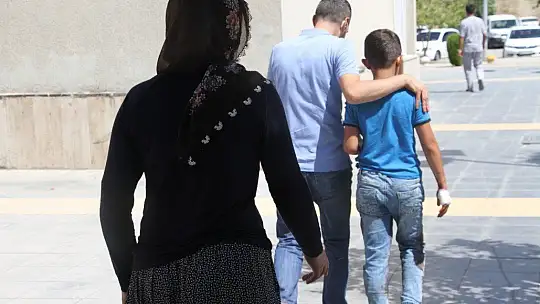 Babasına kurban kesmek için yardım eden çocuk elini kesti