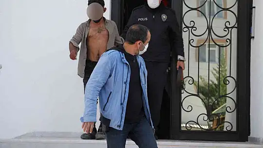 Bacadan binaya girdi..