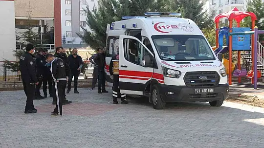 Bacadan binaya girdi..