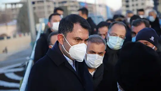 Bakan Kurum'a yaptığı maket evi hediye etti