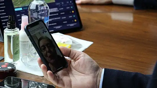 Bakan Kurum, öğretmeni ile görüntülü görüştü