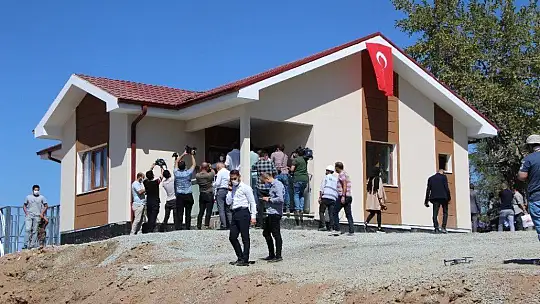 Bakan Kurum, şantiyeye dönen Elazığ'da deprem konutlarını inceledi