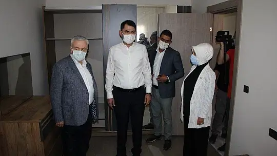 Bakan Kurum, şantiyeye dönen Elazığ'da deprem konutlarını inceledi
