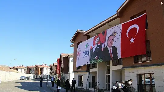 Bakan Kurum, tamamlanan deprem konutlarını inceledi
