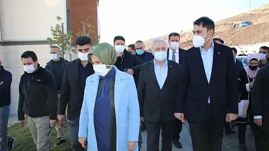 Bakan Kurum, tamamlanan deprem konutlarını inceledi