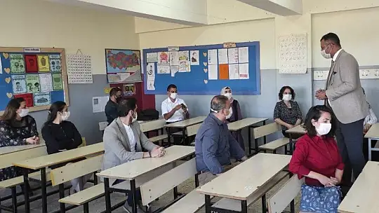 Bakan Selçuk, canlı ders işleyen öğretmenlerle görüntülü görüştü