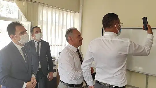 Bakan Selçuk, canlı ders işleyen öğretmenlerle görüntülü görüştü