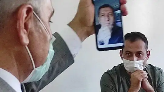 Bakan Selçuk, canlı ders işleyen öğretmenlerle görüntülü görüştü