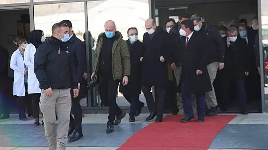 Bakan Soylu, Şehit Fethi Sekin'in babası ile kanaat önderi Nazırlı'yı hastanede ziyaret etti