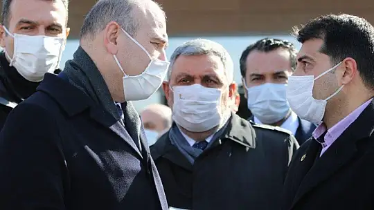 Bakan Soylu, Şehit Fethi Sekin'in babası ile kanaat önderi Nazırlı'yı hastanede ziyaret etti