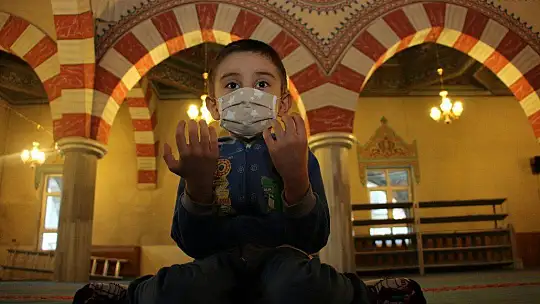 Bayram namazı sonrası vali uyardı, şeker yerine virüs ikram etmeyin