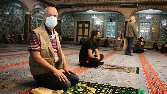 Bayram namazı sonrası vali uyardı, şeker yerine virüs ikram etmeyin