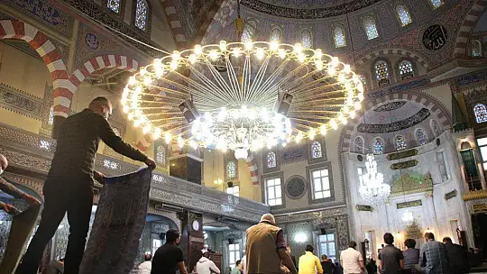 Bayram namazı sonrası vali uyardı, şeker yerine virüs ikram etmeyin