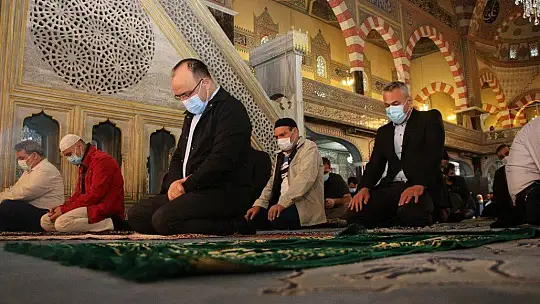 Bayram namazı sonrası vali uyardı, şeker yerine virüs ikram etmeyin