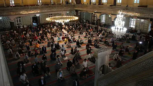 Bayram namazı sonrası vali uyardı, şeker yerine virüs ikram etmeyin