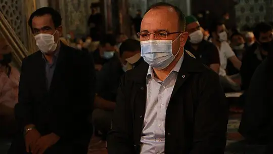 Bayram namazı sonrası vali uyardı, şeker yerine virüs ikram etmeyin