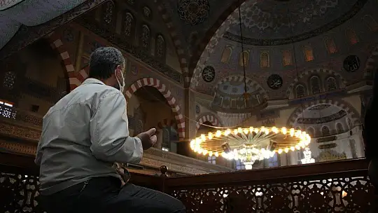 Bayram namazı sonrası vali uyardı, şeker yerine virüs ikram etmeyin