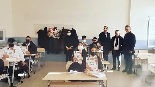 Belde belediye başkanı makam aracını servis aracına dönüştürdü