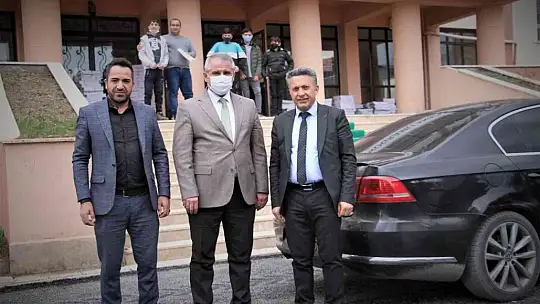 Belediye başkanı köy köy gezip kitap dağıtıyor