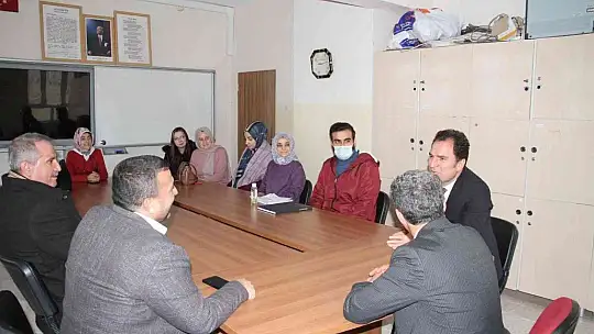 Belediye başkanı köy köy gezip kitap dağıtıyor