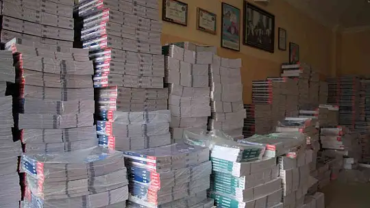 Belediye başkanı köy köy gezip kitap dağıtıyor