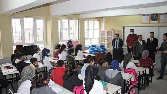 Belediye başkanı köy köy gezip kitap dağıtıyor