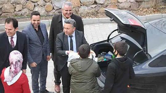Belediye başkanı köy köy gezip kitap dağıtıyor