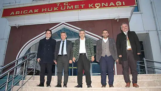Belediye başkanı köy köy gezip kitap dağıtıyor