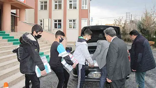 Belediye başkanı köy köy gezip kitap dağıtıyor