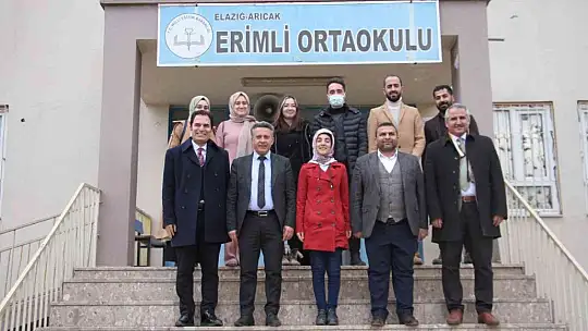 Belediye başkanı köy köy gezip kitap dağıtıyor