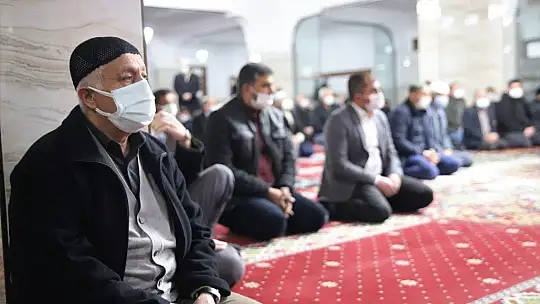 Berat Kandili'nde eller semaya açıldı