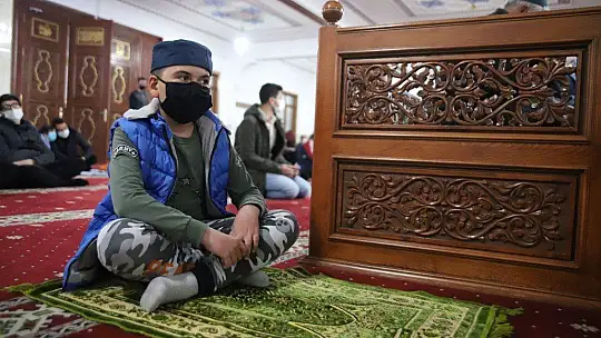 Berat Kandili'nde eller semaya açıldı
