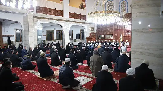 Berat Kandili'nde eller semaya açıldı