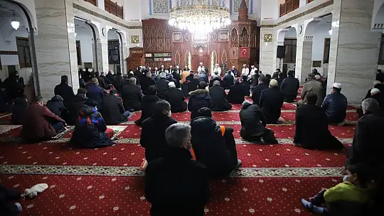 Berat Kandili'nde eller semaya açıldı