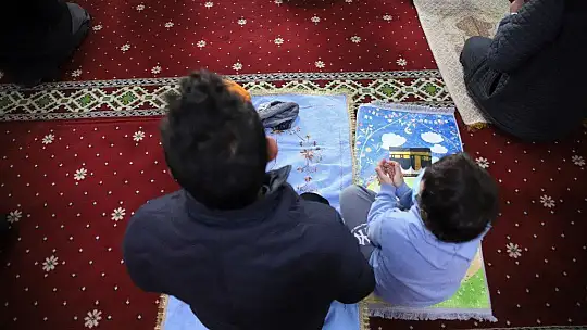 Berat Kandili'nde eller semaya açıldı
