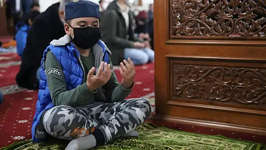 Berat Kandili'nde eller semaya açıldı