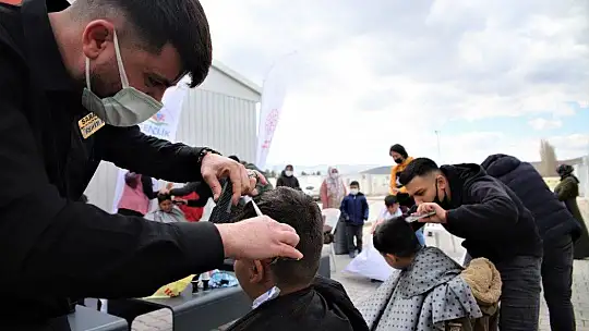 Berberler, depremzede çocuklara hizmet vermek için sıraya girdi