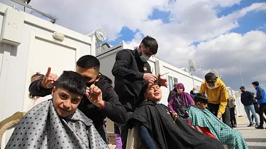 Berberler, depremzede çocuklara hizmet vermek için sıraya girdi