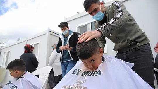 Berberler, depremzede çocuklara hizmet vermek için sıraya girdi