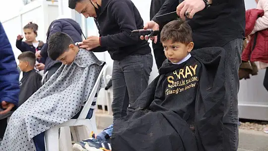 Berberler, depremzede çocuklara hizmet vermek için sıraya girdi