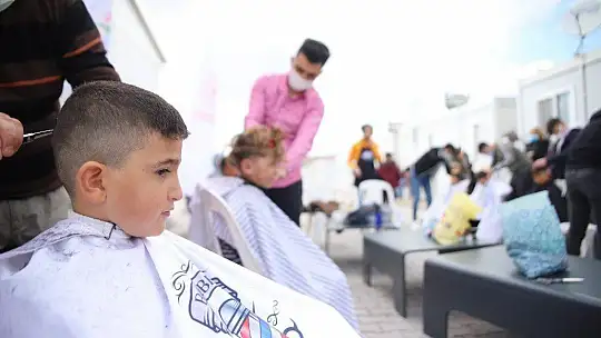 Berberler, depremzede çocuklara hizmet vermek için sıraya girdi