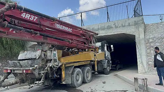 Beton pompa aracı alt geçitten geçmeye çalıştı: 2 yaralı