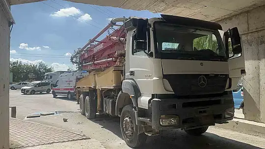 Beton pompa aracı alt geçitten geçmeye çalıştı: 2 yaralı