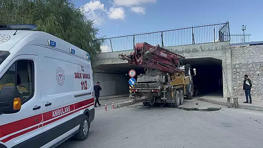 Beton pompa aracı alt geçitten geçmeye çalıştı: 2 yaralı