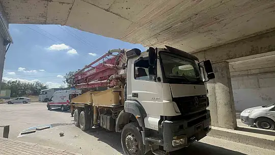 Beton pompa aracı alt geçitten geçmeye çalıştı: 2 yaralı