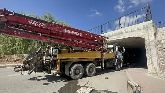 Beton pompa aracı alt geçitten geçmeye çalıştı: 2 yaralı