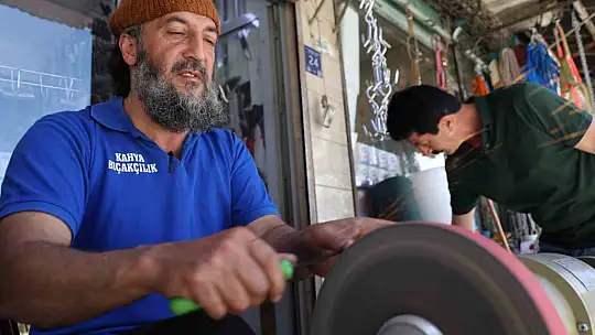 Bıçak bileyicilerin Kurban Bayramı mesaisi sürüyor