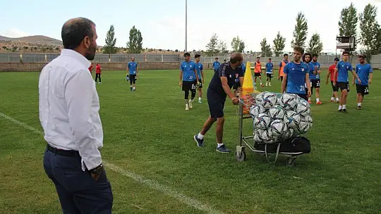 Bir dönem tribünlerden desteklediği takımını şimdi başkan olarak yaşatmaya çalışıyor