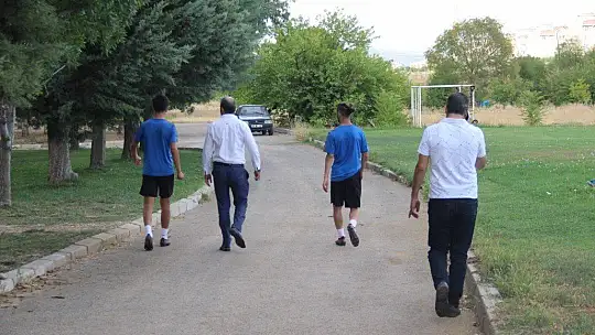Bir dönem tribünlerden desteklediği takımını şimdi başkan olarak yaşatmaya çalışıyor