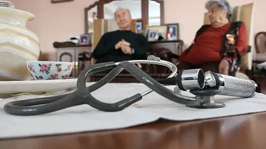 Bir Steteskop'la 62 yıl doktorluk yapan çift: 'Bugün arkadaşlar çok büyük imkanlara sahip, sağlıkta çok iyiyiz'
